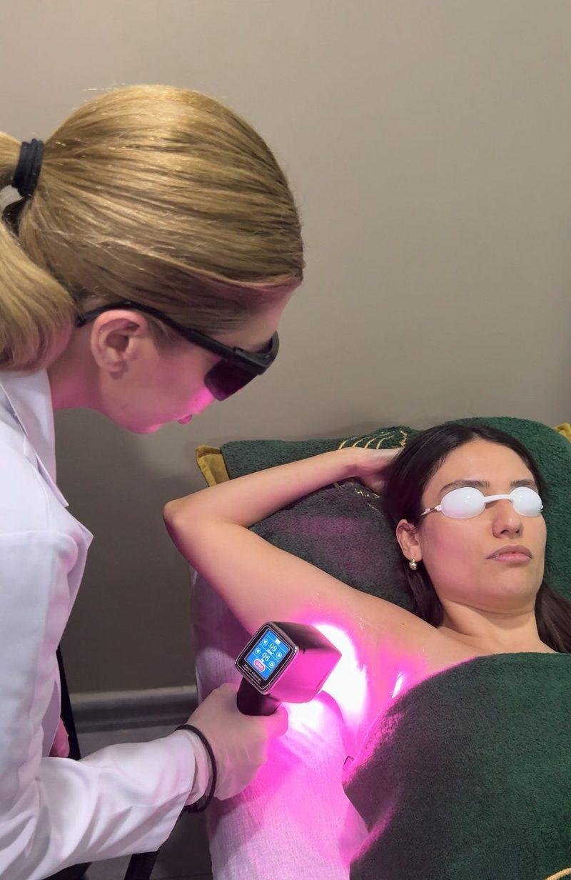 Merihe Beauty'de koltuk altı lazer epilasyon uygulaması: koruyucu gözlük takan uzman ve danışan